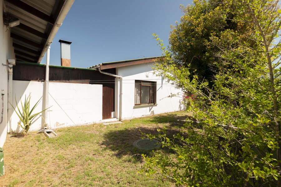 3 Bedroom Property for Sale in Middedorp Western Cape